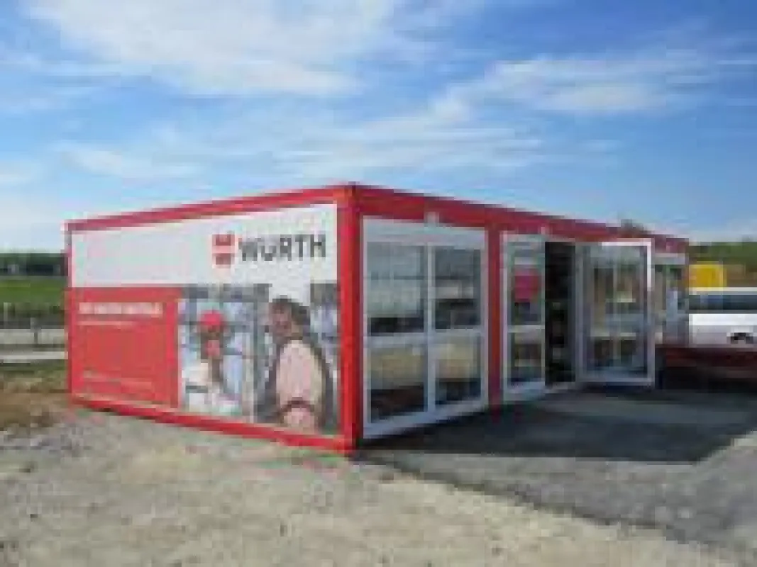 Entsprechend dem Corporate Design sind die ELA-Räume mit Werbebannern der Firma Würth bespannt.