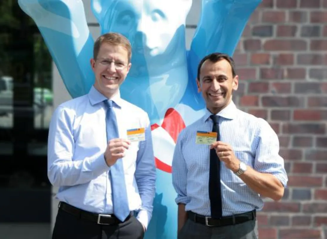 Sven-René Friedel (l.) und Dr. Ares K. Menon (r.), Geschäftsführer der Berlin Heart GmbH, präsentier