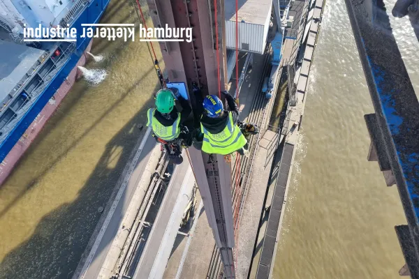 Bild: Expertise der Industrie Kletterer Hamburg IKH GmbH für seilunterstützte Höhenarbeiten