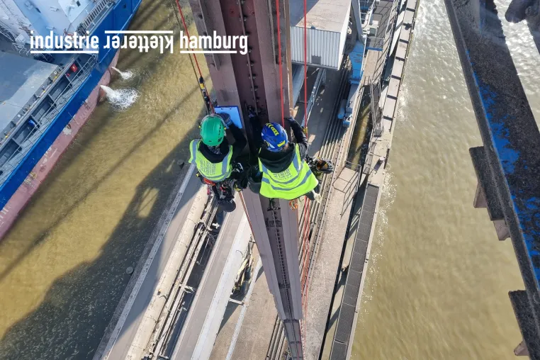 Bild: Expertise der Industrie Kletterer Hamburg IKH GmbH für seilunterstützte Höhenarbeiten