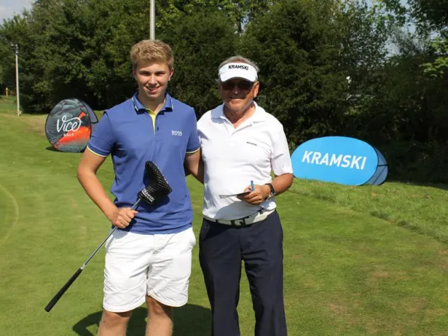 Bild: KRAMSKI's Putt-Parcours vor DGL Kulisse