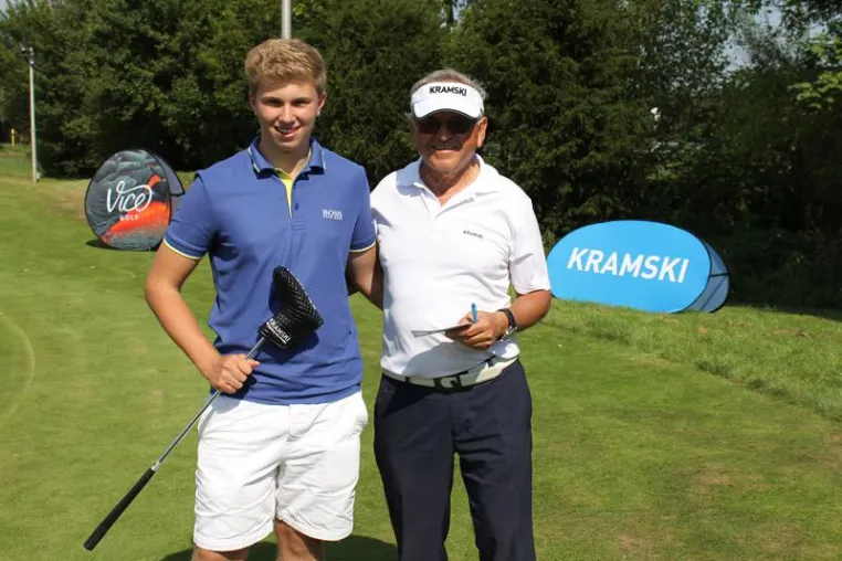KRAMSKI's Putt-Parcours vor DGL Kulisse Bild: KRAMSKI's Putt-Parcours vor DGL Kulisse
