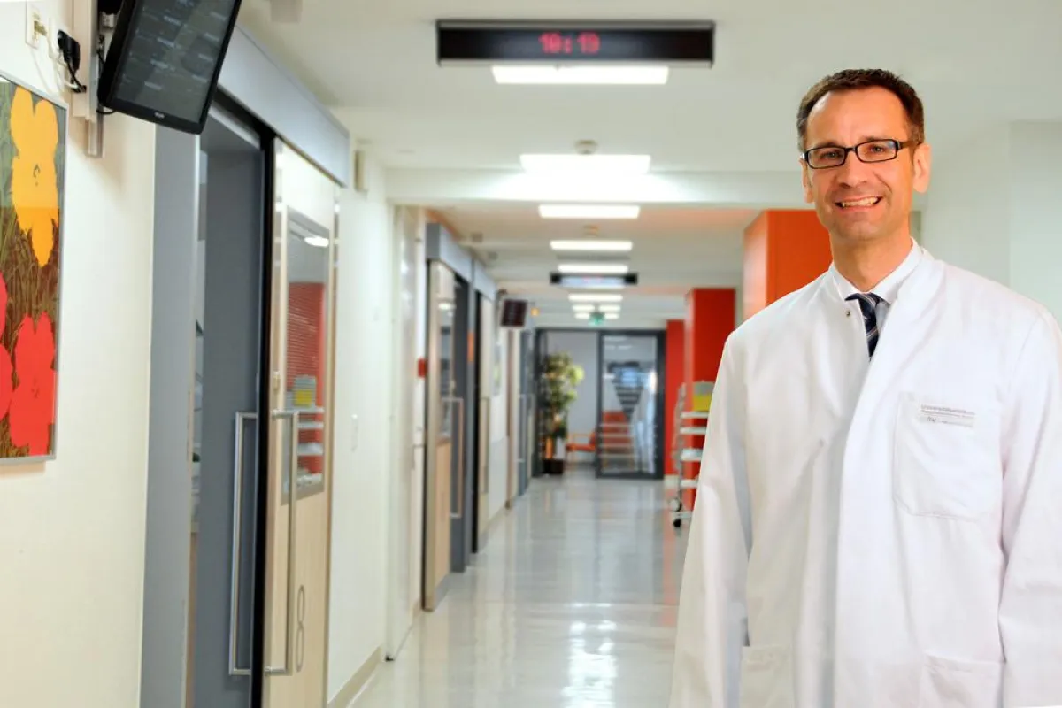 Prof. Dr. Michael Adamzik auf der Intensivstation