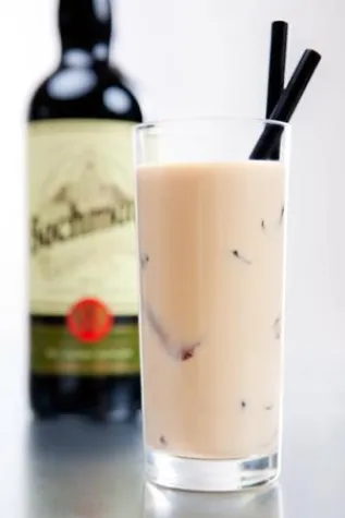 Bild: Der legendäre Kräuterlikör Bachmann präsentiert den „Milchmann“