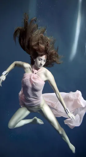 Bild: „Austria´s Next Topmodels“ gehen „baden“ mit Hairdreams! Unterwasser-Fotoshooting mit Hairdreams