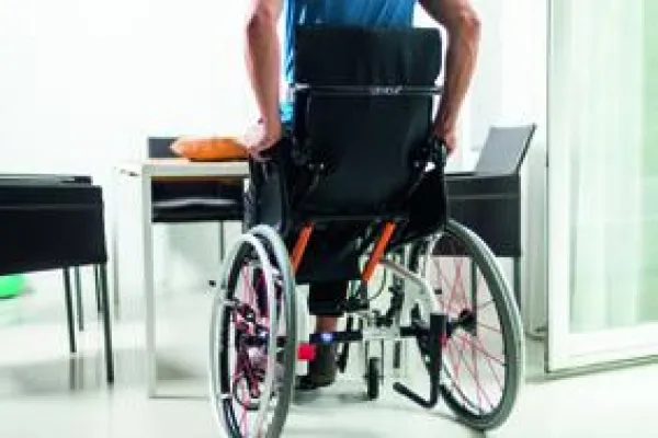 Bild: Blockierbare Gasfedern von Suspa erleichtern die Bedienung der bewährten Stehrollstühle von Levo