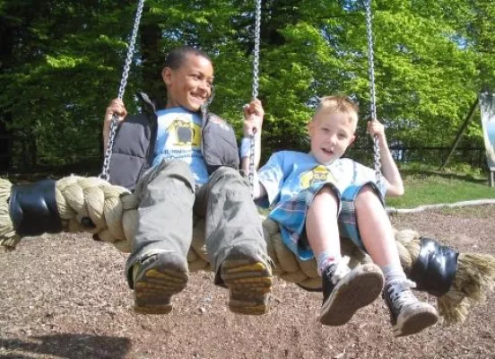 Bild: Komplette Sassnitzer Grundschule zu Gast im Nationalpark-Zentrum KÖNIGSSTUHL