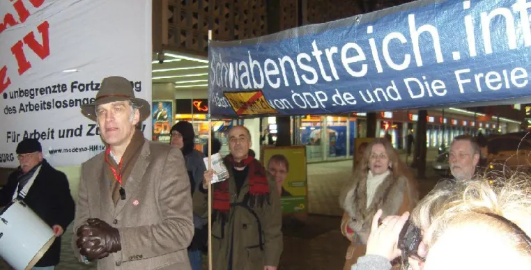 Bild: Walter Sittler begeistert von Hamburger Schwabenstreich Montagsdemo von DIE FREIE und ÖDP