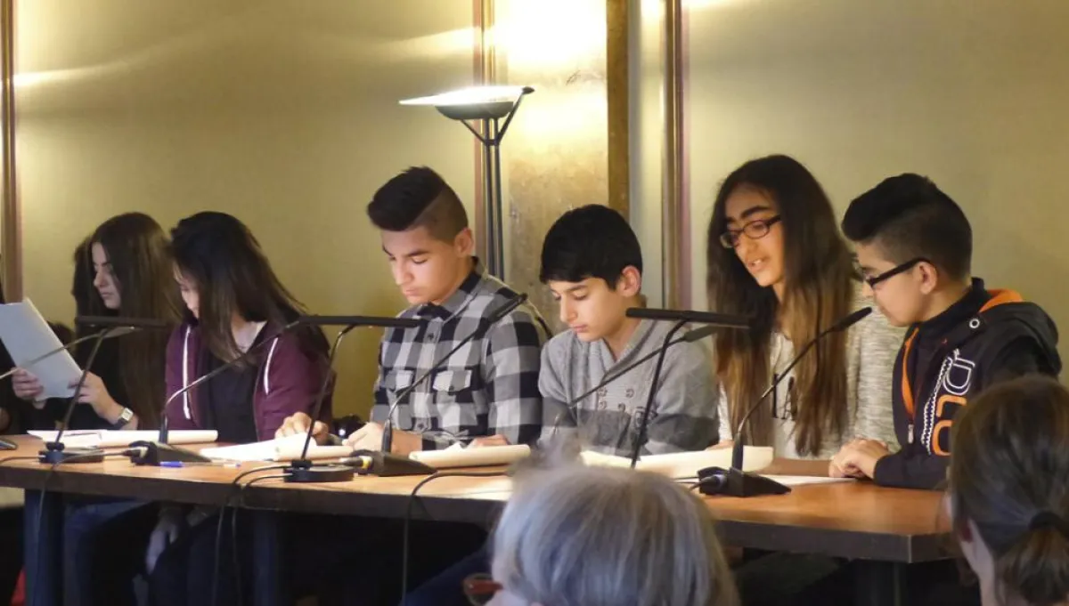 Sie tragen Auszüge aus ihrem Roman vor: SchülerInnen der Nelson-Mandela-Schule. Foto: Christin Stach