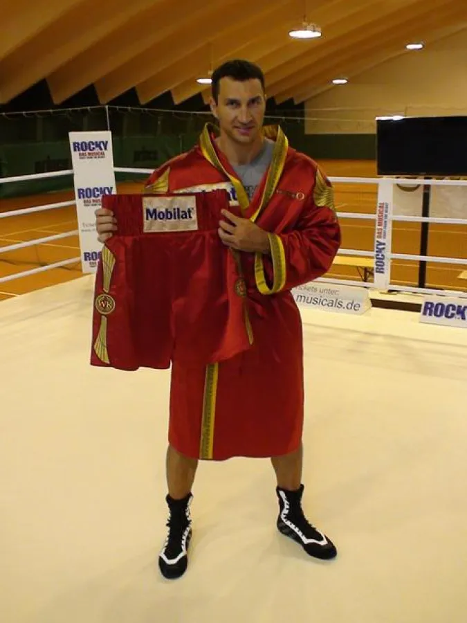 Weltmeister Wladimir Klitschko zeigt sein Box-Outfit.