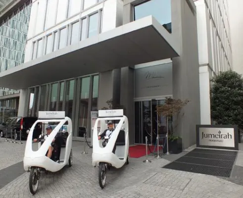 Bild: Velotaxi zur Alten Oper – mit Jumeirah umweltfreundlich durch Frankfurt