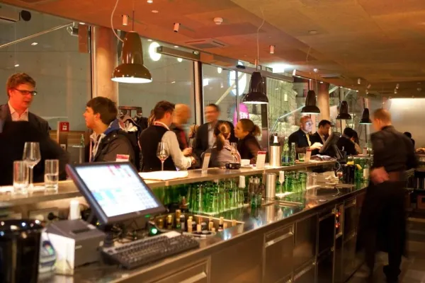 Bild: WEIN&CO sichert Verkaufsraum im Flagshipstore mit KiwiVision® Videoanalysen