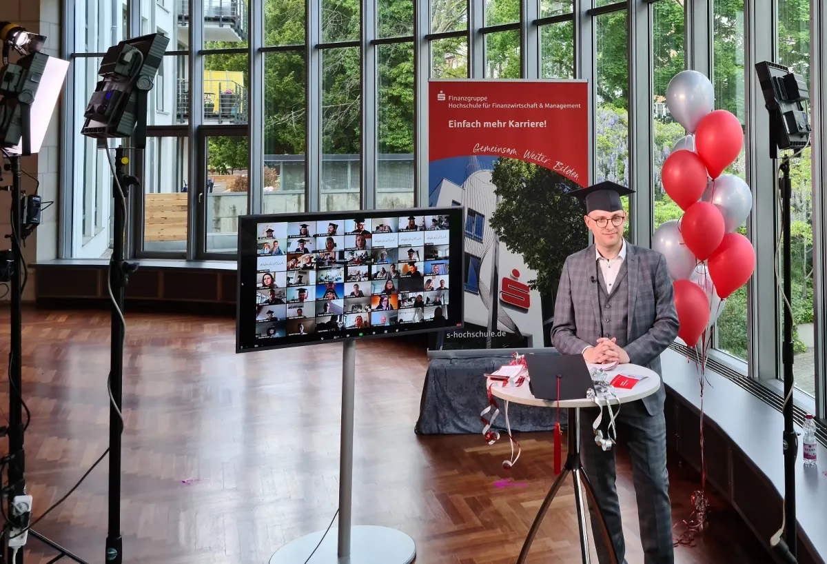 Markus Oesterley, Vorsitzender des Alumni-Vereins, führte durch das Programm (© HFM)