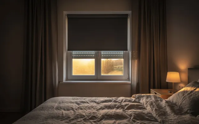 Bild: Sommerzeit ist Schlafloszeit: Wie man das Schlafzimmer trotz früher Sonne richtig verdunkelt.
