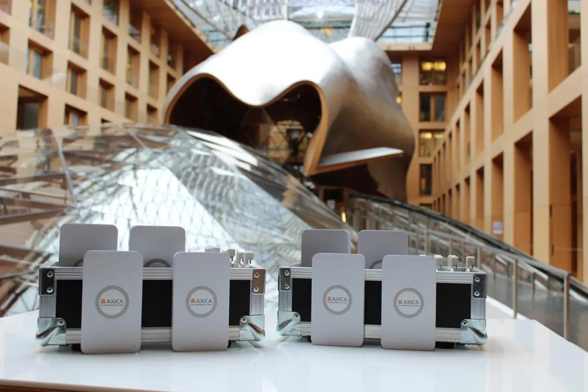 Kabelloses Aufladen für Handys mit FluxPort in der AXICA