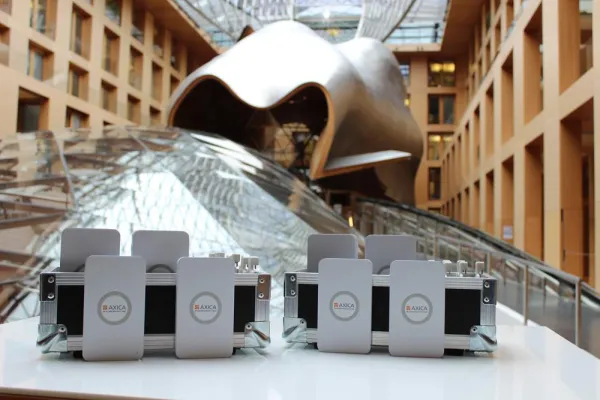 Smartphone kabellos aufladen in der AXICA Bild: Smartphone kabellos aufladen in der AXICA