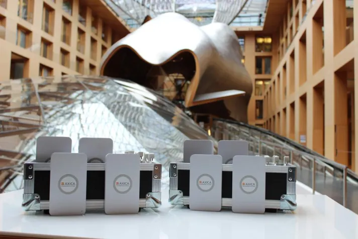 Bild: Smartphone kabellos aufladen in der AXICA