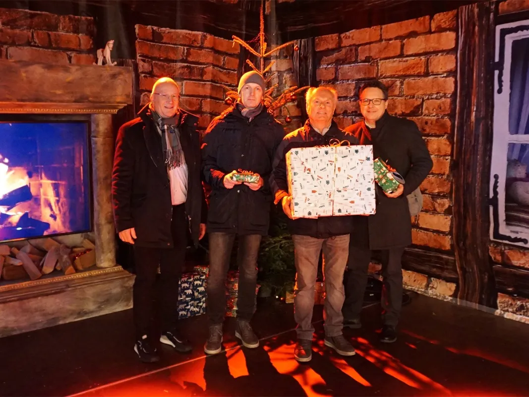 v. l. Frank Hitzschke mit den Gewinnern Nicolas Reimann, Wolfgang Holzmann und Gerrit von Daake (© WMG Wolfsburg)
