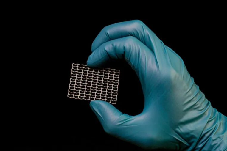 Bild: Medtec Europe 2017 in Stuttgart - Precision Micro zeigt photochemisch geätzte Titan-Implantate