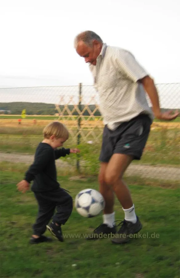 Opa und Enkel am Ball!