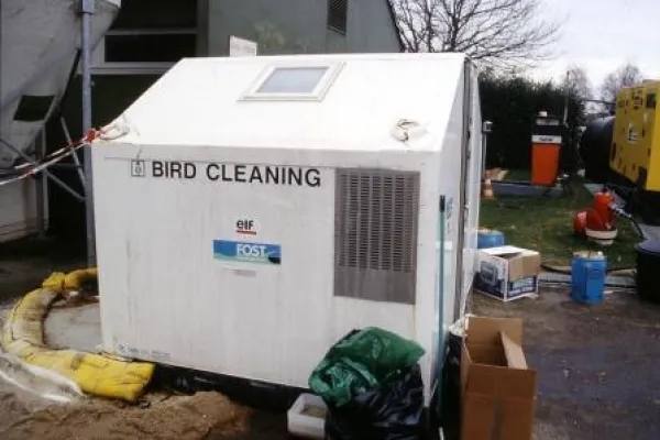 Ölkatastrophe: WDSF-Meeresschützer fordern den Einsatz von Vogelwaschmaschinen vom BP/Aral-Konzern Bild: Ölkatastrophe: WDSF-Meeresschützer fordern den Einsatz von Vogelwaschmaschinen vom BP/Aral-Konzern