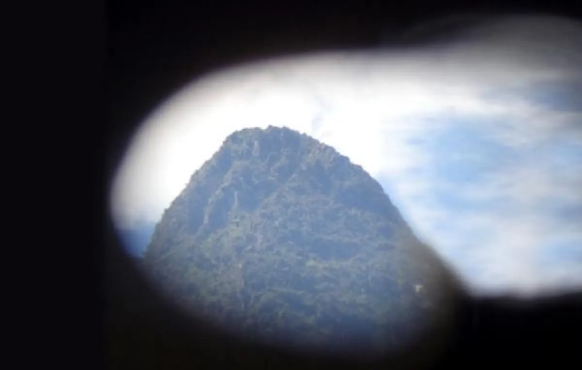 Machu Picchu: Blick durch die Öffnung in der Mauer