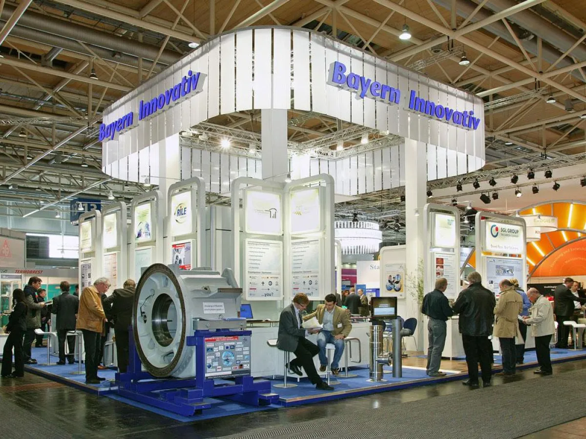 Der Gemeinschaftsstand Bayern Innovativ: Auf der Intersolar 2010 ermöglicht das offene Standkonzept mit einer Fläche von über 200 m² den 24 Ausstellern die zielgerichtete Kontaktaufnahme mit potenziel
