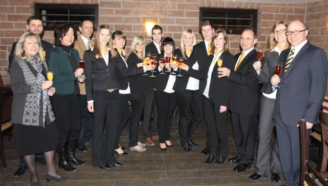 Bild: Auf die bestandenen Prüfungen angestoßen