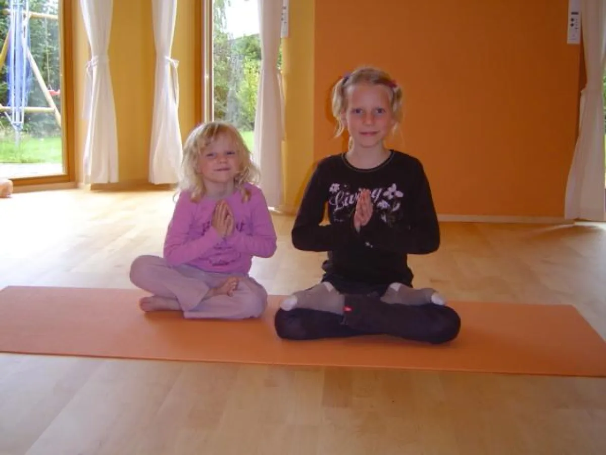 Kinder bei der Meditation