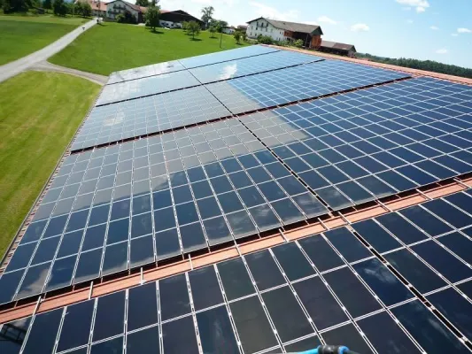 Bild: Reinigung von Photovoltaik-Anlagen im Wert von 50 Mio. Euro beauftragt