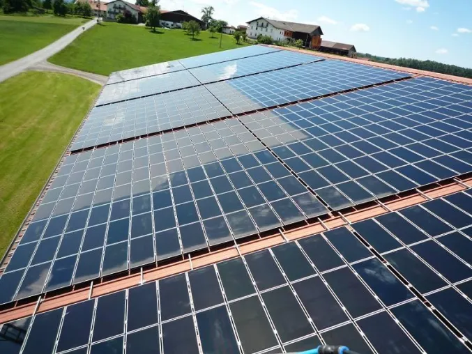 Bild: Reinigung von Photovoltaik-Anlagen im Wert von 50 Mio. Euro beauftragt