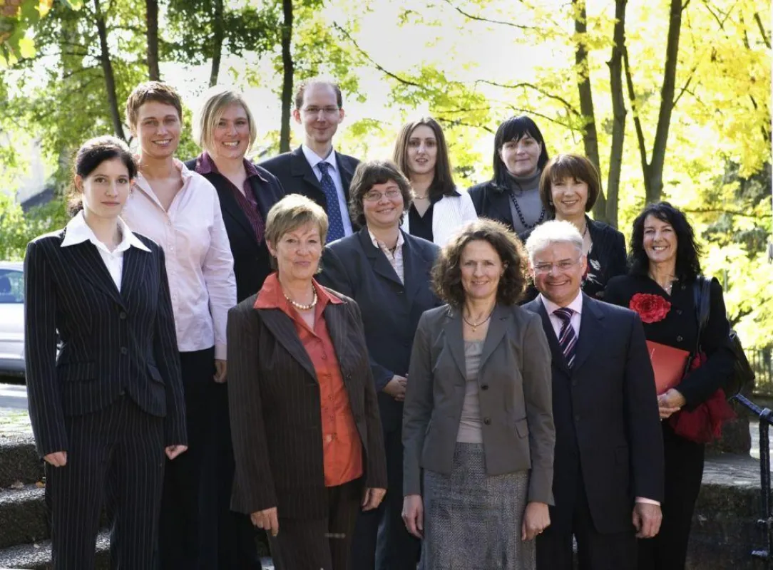 Gerhard und Marguerite Heim mit den Mitarbeitern der Kanzlei Heim und Partner
