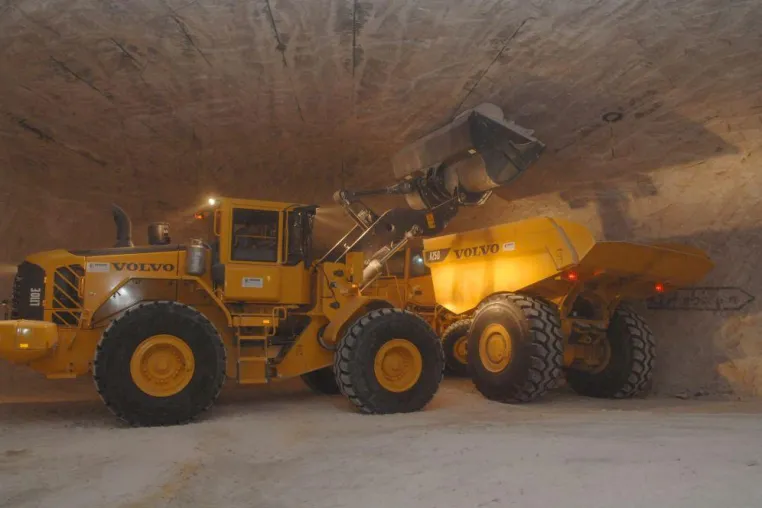 Modifizierte Volvo-Baumaschinen mit Goodyear EM-Reifen am tiefsten Punkt Europas im Einsatz Bild: Modifizierte Volvo-Baumaschinen mit Goodyear EM-Reifen am tiefsten Punkt Europas im Einsatz