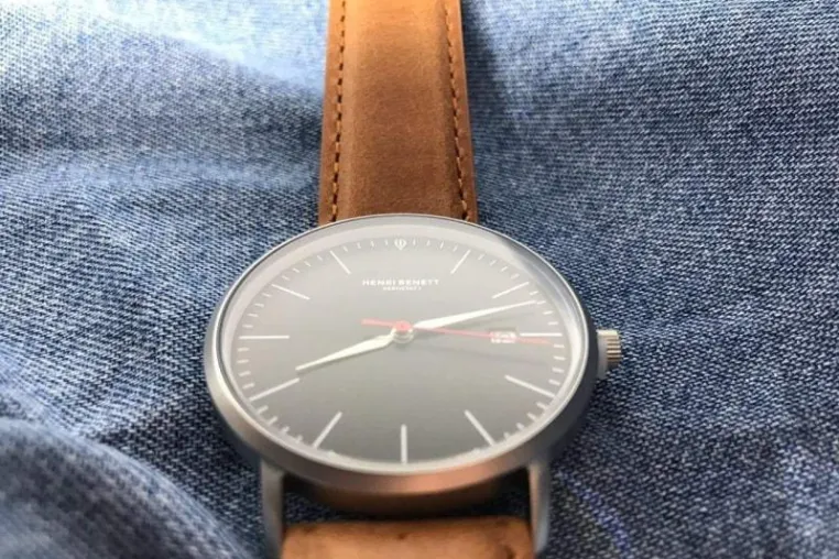 EINE UHR ERZÄHLT VON FREIHEIT, UNABHÄNGIGKEIT UND SELBSTBESTIMMUNG Bild: EINE UHR ERZÄHLT VON FREIHEIT, UNABHÄNGIGKEIT UND SELBSTBESTIMMUNG