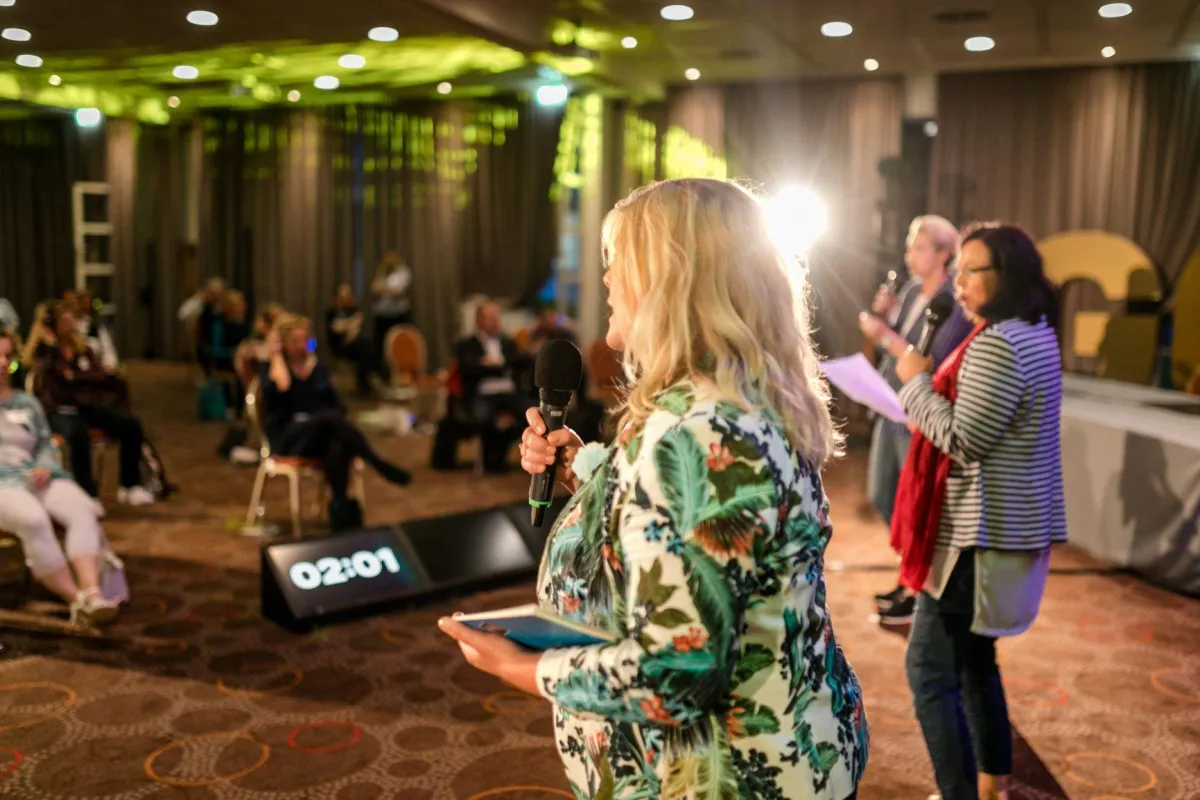 Durch Mimik und Gestik überzeugte Mirjam Saeger mit ihrem Vortrag beim Silent Speaker Battle ®