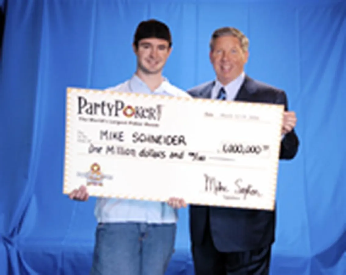 Der Sieger 2006 hieß Mark Schneider. Der 22-jährige Student aus Minnesota nimmt von Mike Sexton seinen Scheck über eine Million Dollar in Empfang.