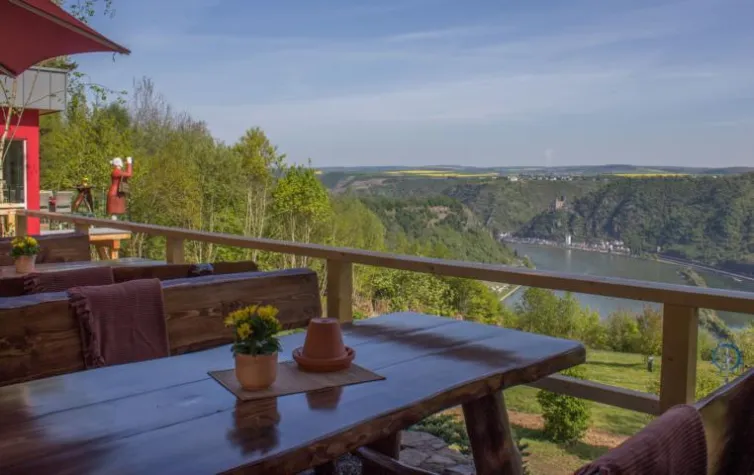 „Loreleyblick Maria Ruh“ hat mit neuen Pächtern Gerd und Petra Ripp eröffnet Bild: „Loreleyblick Maria Ruh“ hat mit neuen Pächtern Gerd und Petra Ripp eröffnet