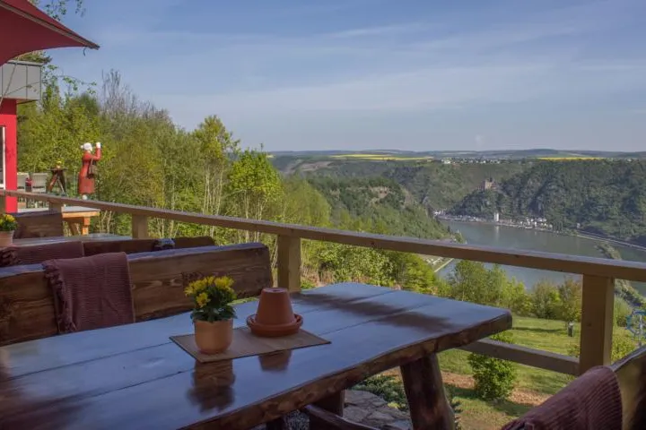 Bild: „Loreleyblick Maria Ruh“ hat mit neuen Pächtern Gerd und Petra Ripp eröffnet