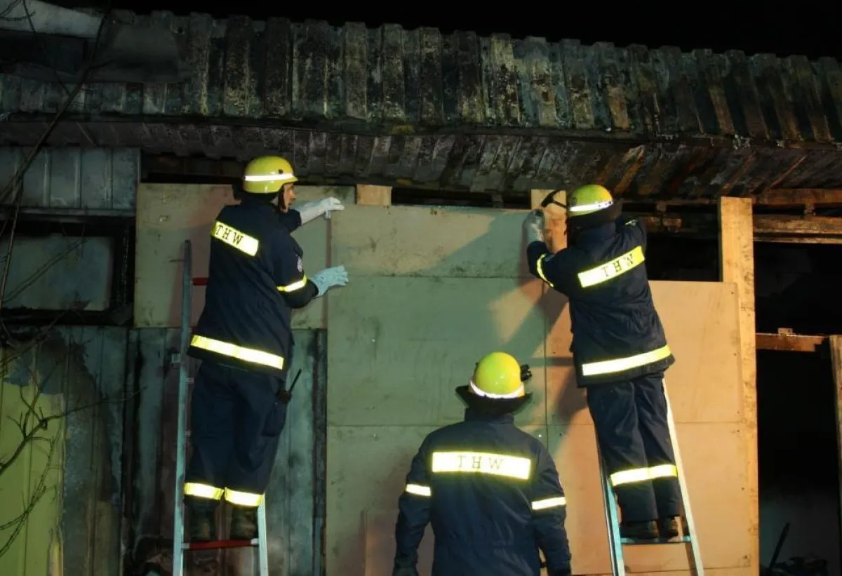 Helfer des THW sichern das Gebäude (Foto: Thomas Falk)
