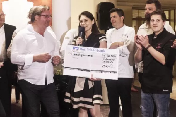 Bild: Spitzenköche für Afrika erhält 32.300 Euro-Spende