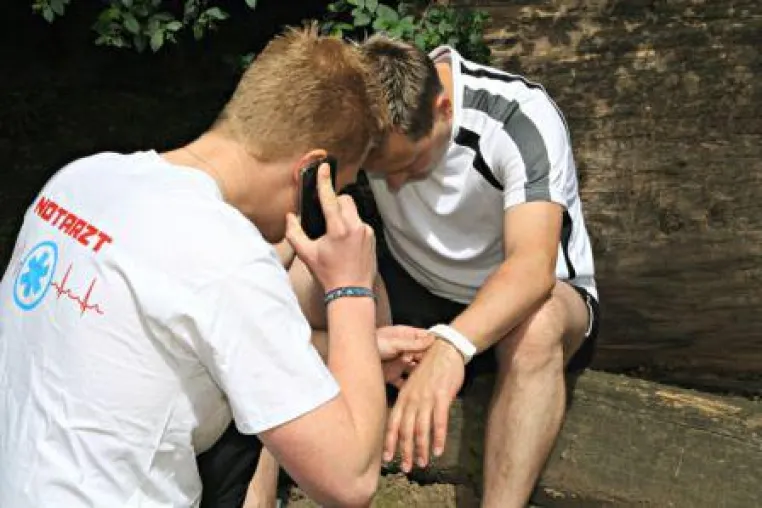Wenn jede Minute zählt... Das Notfallarmband RSQ-ID Bild: Wenn jede Minute zählt... Das Notfallarmband RSQ-ID