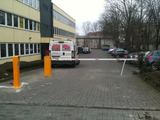 Bild: Rumatek montiert automatische Schranke mit Transponder Lesegerät in der Weidenbornstraße, Wiesbaden