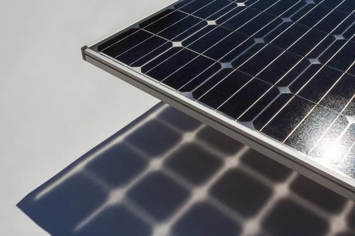 Bifaziales PV-Modul: Das CalLab PV Modules hat den weltweit einzigen Teststand für die Kalibrierung dieses neuen Modultyps entwickelt, der die Sonnenstrahlung auf der Vorder- und Rückseite nutzt. (Fra