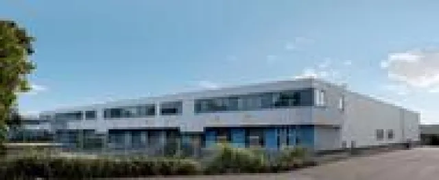 Bild: M7 Real Estate vermietet über AENGEVELT rd. 4.450 m² Büro-/Lagerfläche in Neuss an L.H.Z. GmbH