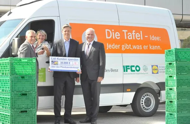 IFCO unterstützt Ingolstädter Tafel mit Fahrzeugsponsoring und Mehrwegbehältern Bild: IFCO unterstützt Ingolstädter Tafel mit Fahrzeugsponsoring und Mehrwegbehältern