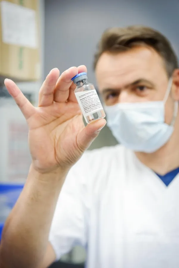 Dr. Matthias Haerting, stellvertretender Leiter der Krankenhausapotheke, mit einer Dose Remdesivir