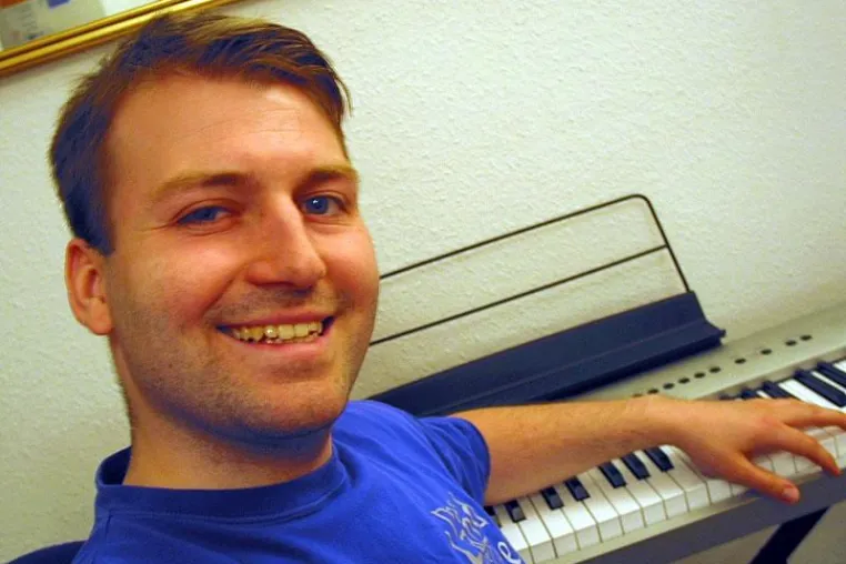 Bild: Musikproduzent Sören Schnabel belustigt mit Sörenstagesschau bei Instagram!