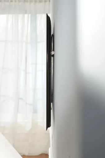 Sanus-IFA-Neuheit - Ultradünne Halterungen hängen Flat-TVs mit 1,4 Zentimetern Abstand flach an die Wand Bild: Sanus-IFA-Neuheit - Ultradünne Halterungen hängen Flat-TVs mit 1,4 Zentimetern Abstand flach an die Wand
