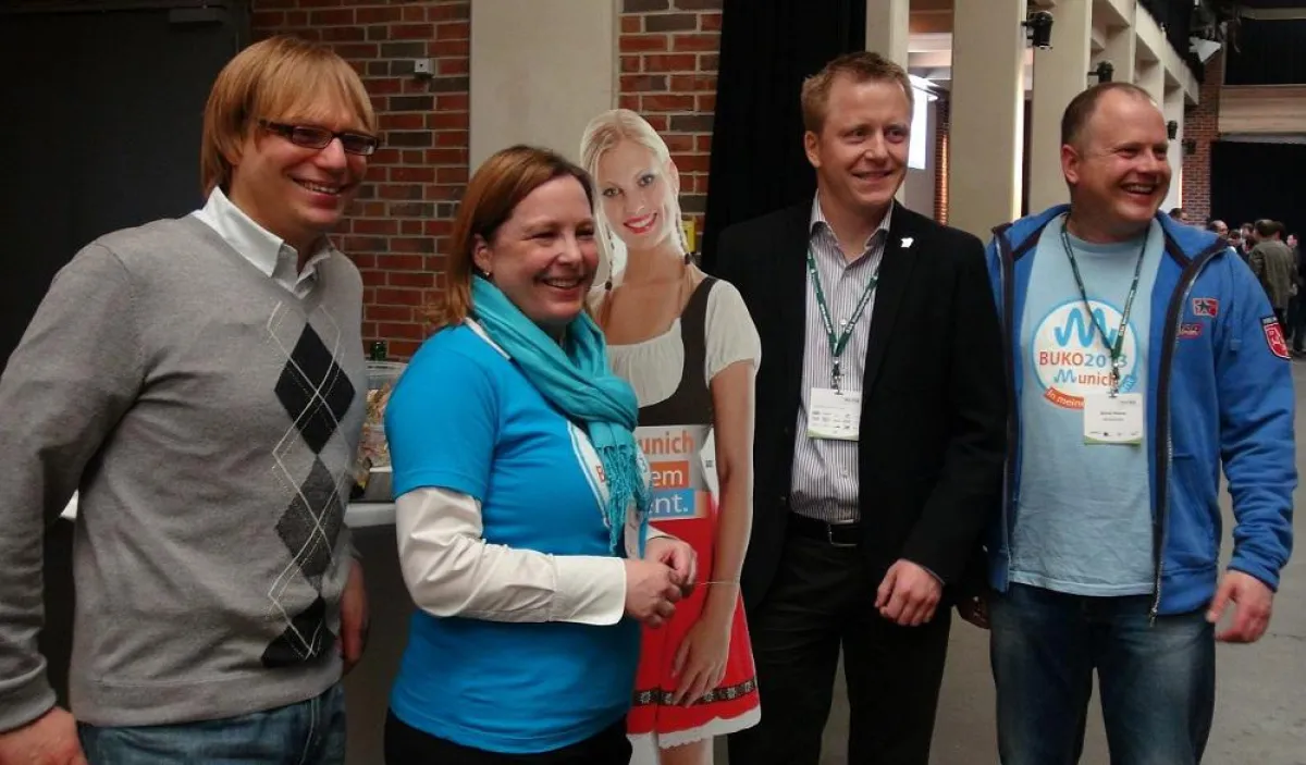 Vroni (Mitte) steht für das, was viele an München mögen: Gute Laune, Lebensfreude und Erfolg.