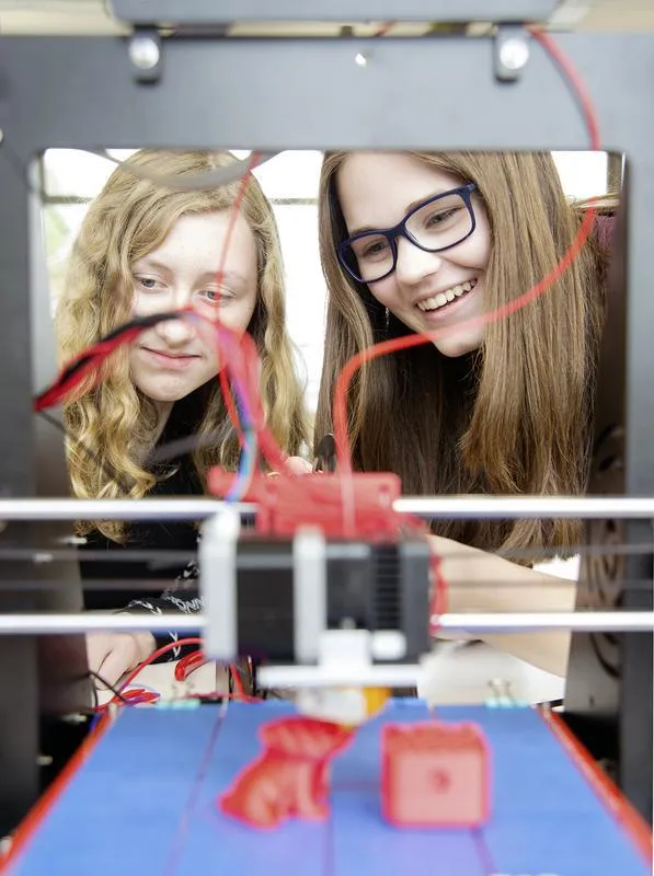 Schritt für Schritt zum 3D-Drucker. (UMSICHT/Dr. Claudia Posern)